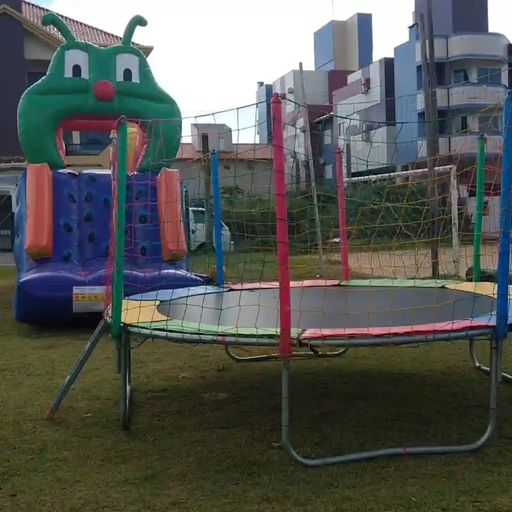 Combo cama elástica e Centopeia Gigante para festas em Florianópolis