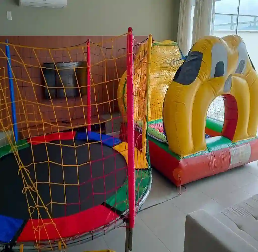 Combo cama elástica e piscina de bolinhas para festas em Florianópolis