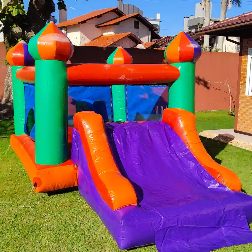 Castelinho inflável com escorregador para festas em Palhoça