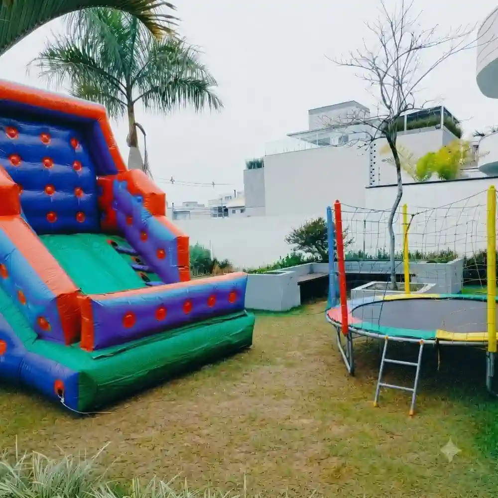 Combo Tobogã Kids e cama elástica para festas infantis em Biguaçu
