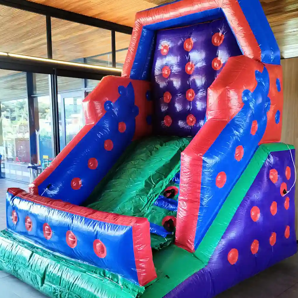 Tobogã Kids inflável para festas em Florianópolis